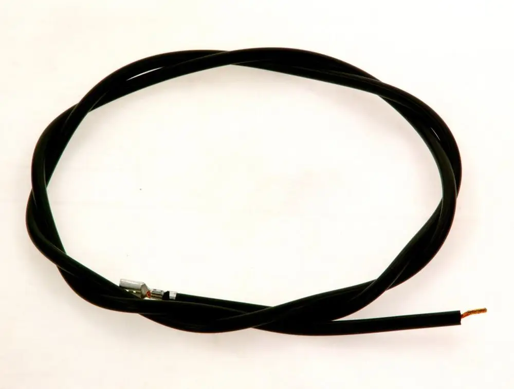 Schwarzes Kabel, in Schlaufen gelegt, mit einem offenen Ende und einer Verbindungstechnik an einem Ende, möglicherweise für Zündanwendungen, markiert mit Bosch.
